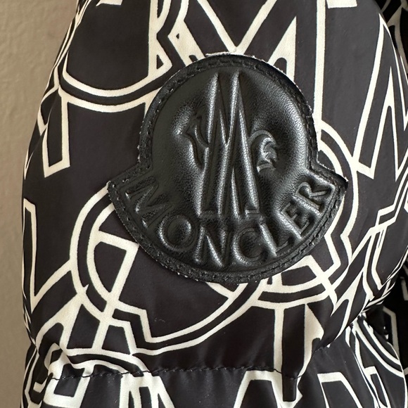 Moncler Daos Logo Print Water Resistant Hooded Down Puffer Coat Jacket. - Picture 7 of 16